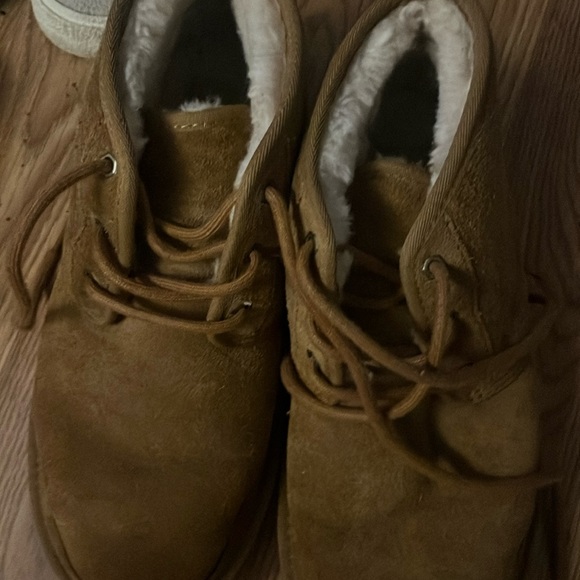 UGG - Picture 1 of 2